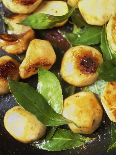 Sautéed Jerusalem artichokes with garlic and bay leaves